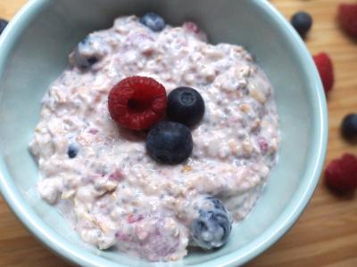 overnight oatmeal with berries