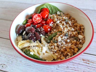 Barley salad with tomatoes, olives and artichokes