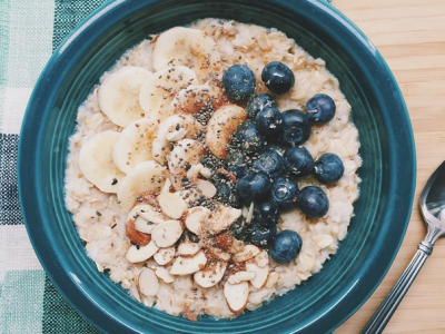 Oatmeal with bananas and blueberries